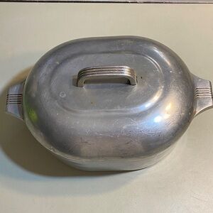 Aluminum Covered Casserole Pan in Silver with Lid